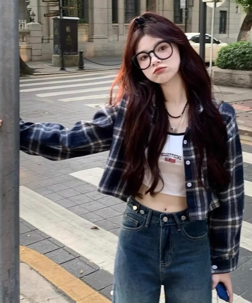 VIBGYOR（ヴィブジョー）の「ショート丈チェックシャツ(BDS)（シャツ/ブラウス・レディース・ブラック/ネイビー・FREE）」の2枚目の写真