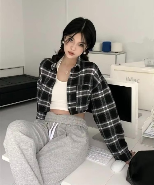 VIBGYOR（ヴィブジョー）の「ショート丈チェックシャツ(BDS)（シャツ/ブラウス・レディース・ブラック/ネイビー・FREE）」の4枚目の写真