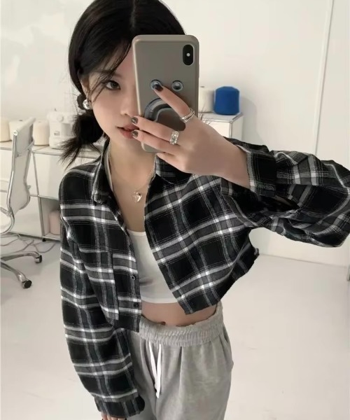 VIBGYOR（ヴィブジョー）の「ショート丈チェックシャツ(BDS)（シャツ/ブラウス・レディース・ブラック/ネイビー・FREE）」の8枚目の写真