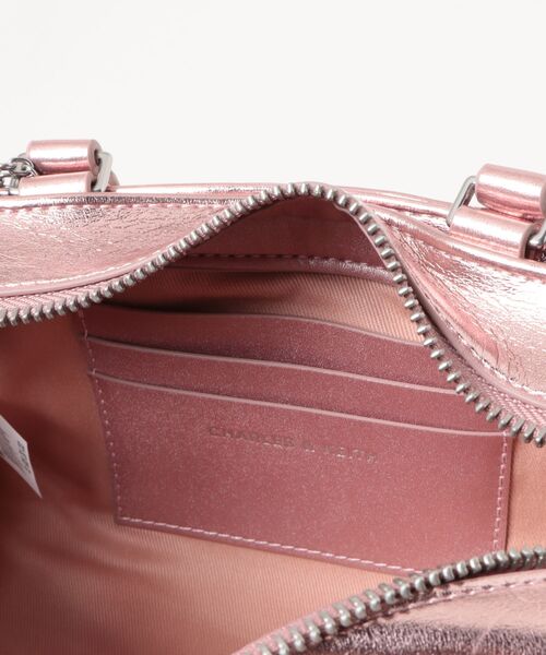 CHARLES & KEITH（チャールズ & キース）の「Kadee ケーディー メタリックルーシュドボウチャームボウリングバッグ（トートバッグ・レディース・ピンク系その他/ダークブラウン系1・S）」の12枚目の写真