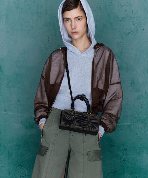 CHARLES & KEITH（チャールズ & キース）の「Kadee ケーディー メタリックルーシュドボウチャームボウリングバッグ（トートバッグ・レディース・ピンク系その他/ダークブラウン系1・S）」の2枚目の写真
