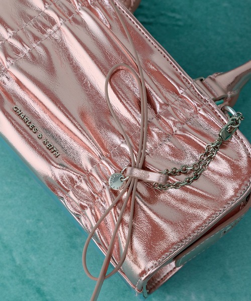 CHARLES & KEITH（チャールズ & キース）の「Kadee ケーディー メタリックルーシュドボウチャームボウリングバッグ（トートバッグ・レディース・ピンク系その他/ダークブラウン系1・S）」の5枚目の写真