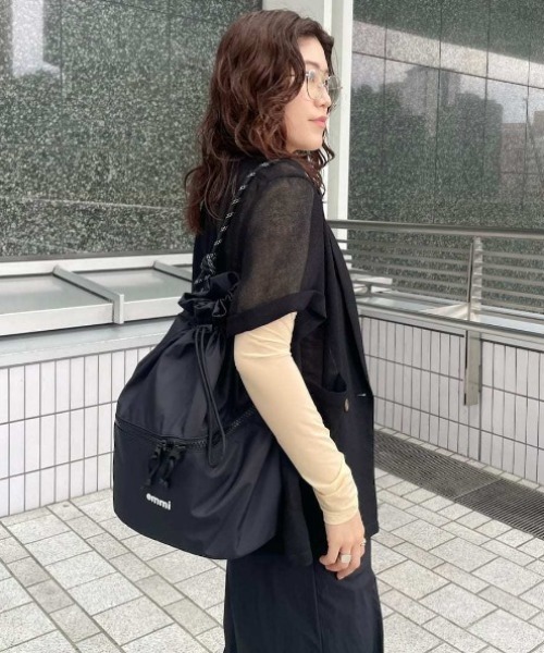 emmi(エミ)の「【限定カラー】撥水 emmiロゴマルチバックパック(バックパック/リュック・レディース・バーガンディー/ブラック/オフホワイト/グレー・F)」の9枚目の写真