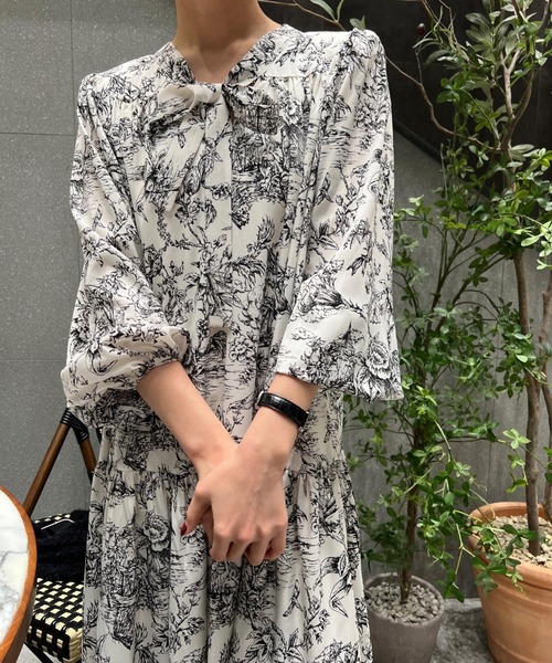 Aelina(エリナ)の「長袖リラックスワンピース(ワンピース・レディース・ブラック/ブルー・F)」の3枚目の写真