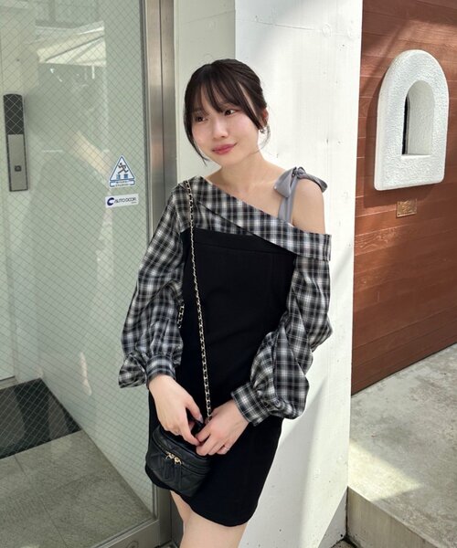 continuer de NICE CLAUP（コンティニューデナイスクラップ）の「【あゆな@ayupi.06セレクト】ドッキングワンショルミニワンピース（ワンピース・レディース・ブラウン/ブラック・FREE）」の5枚目の写真