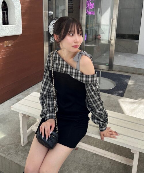 continuer de NICE CLAUP（コンティニューデナイスクラップ）の「【あゆな@ayupi.06セレクト】ドッキングワンショルミニワンピース（ワンピース・レディース・ブラウン/ブラック・FREE）」の6枚目の写真