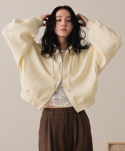 LOWRYS FARM（ローリーズファーム）の「ＺＩＰショートフーディ　588894（パーカー・レディース・グレー/エンジ/ブラック/イエロー/アイボリー/グレー系その他/ピンク・FREE）」の5枚目の写真