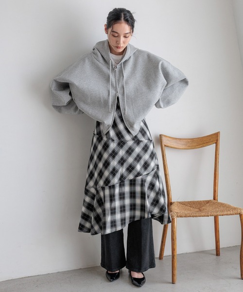 LOWRYS FARM（ローリーズファーム）の「ＺＩＰショートフーディ　588894（パーカー・レディース・グレー/エンジ/ブラック/イエロー/アイボリー/グレー系その他/ピンク・FREE）」の11枚目の写真