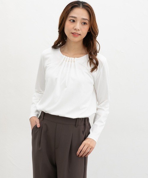 Honeys(ハニーズ)の「きれいめパール使いT(Tシャツ/カットソー・レディース・ブルーグレー/ネイビー/グレイッシュベージュ/ホワイト・LL/S/M/L)」の7枚目の写真