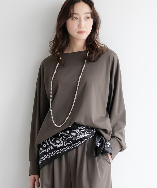 Elura(エルーラ)の「ハイテンションボートネックプルオーバー/596029(Tシャツ/カットソー・レディース・カーキ/ブラック/キャメル・FREE)」の5枚目の写真