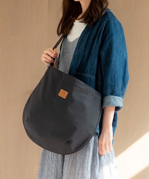 kippis(キッピス)の「kippisバルーンショルダー<撥水加工>(ショルダーバッグ・レディース・チャコールグレー/セージグリーン/ベージュ/ブラック・FREE)」の7枚目の写真