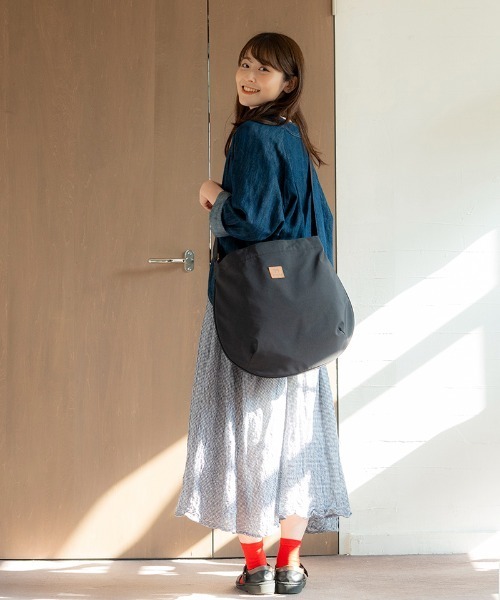 kippis(キッピス)の「kippisバルーンショルダー<撥水加工>(ショルダーバッグ・レディース・チャコールグレー/セージグリーン/ベージュ/ブラック・FREE)」の5枚目の写真