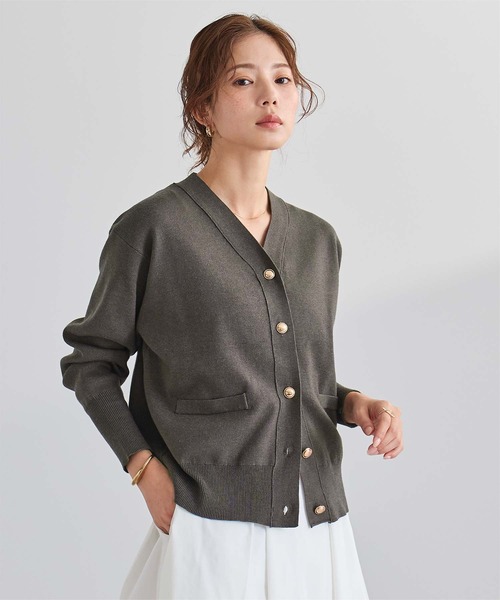 UR'S(ユアーズ)の「Vネックゴールド釦カーディガン(カーディガン/ボレロ・レディース・ブラック/ネイビー/チャコール/キャメル・L/M/S)」の3枚目の写真