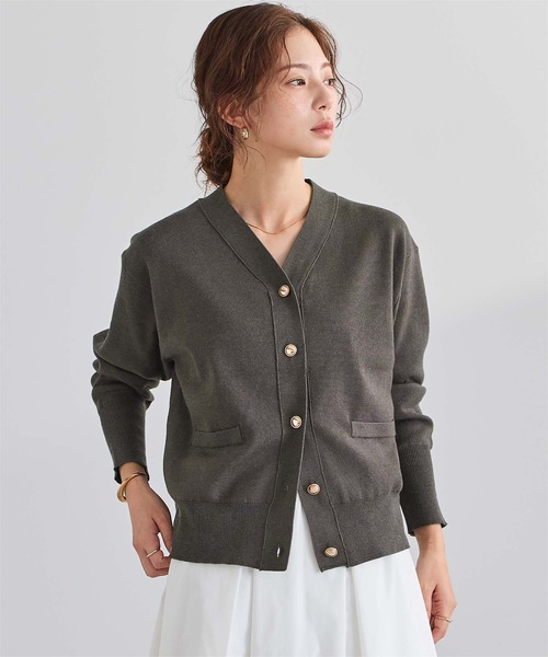 UR'S(ユアーズ)の「Vネックゴールド釦カーディガン(カーディガン/ボレロ・レディース・ブラック/ネイビー/チャコール/キャメル・L/M/S)」の12枚目の写真