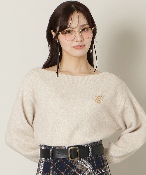 WILLSELECTION(ウィルセレクション)の「ブローチ付きオフショルニット(ニット/セーター・レディース・オフホワイト/ベージュ/サックスブルー/ライトグレー・FREE)」の3枚目の写真