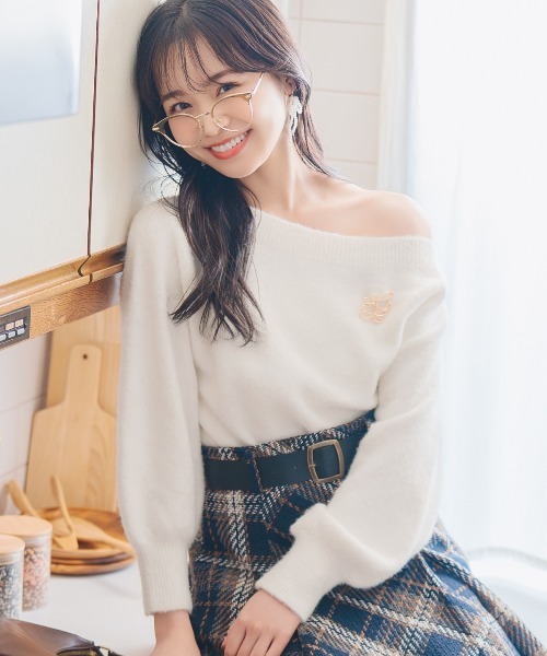 WILLSELECTION(ウィルセレクション)の「ブローチ付きオフショルニット(ニット/セーター・レディース・オフホワイト/ベージュ/サックスブルー/ライトグレー・FREE)」の2枚目の写真