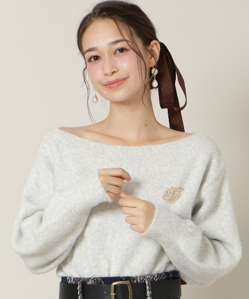 WILLSELECTION(ウィルセレクション)の「ブローチ付きオフショルニット(ニット/セーター・レディース・オフホワイト/ベージュ/サックスブルー/ライトグレー・FREE)」の1枚目の写真