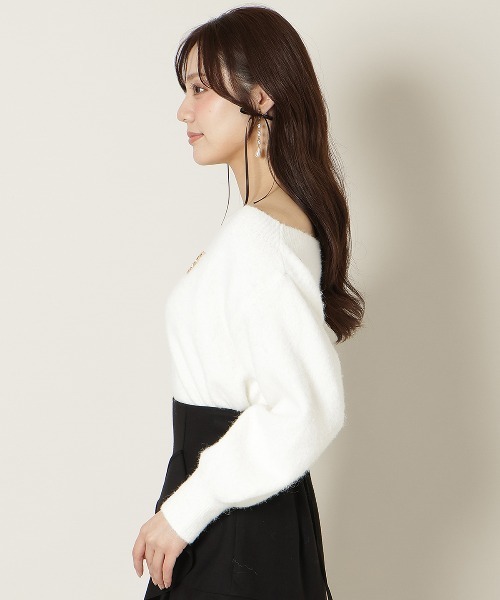 WILLSELECTION(ウィルセレクション)の「ブローチ付きオフショルニット(ニット/セーター・レディース・オフホワイト/ベージュ/サックスブルー/ライトグレー・FREE)」の10枚目の写真