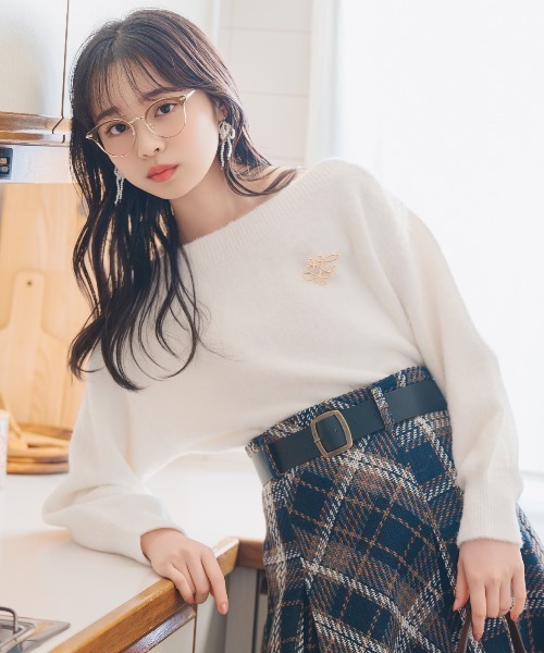 WILLSELECTION(ウィルセレクション)の「ブローチ付きオフショルニット(ニット/セーター・レディース・オフホワイト/ベージュ/サックスブルー/ライトグレー・FREE)」の5枚目の写真