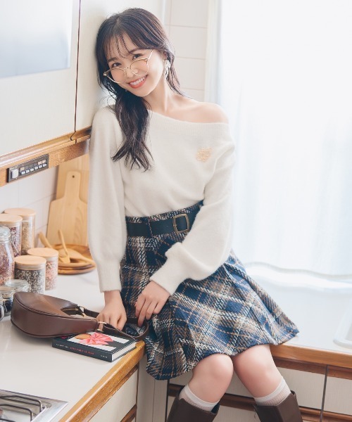 WILLSELECTION(ウィルセレクション)の「ブローチ付きオフショルニット(ニット/セーター・レディース・オフホワイト/ベージュ/サックスブルー/ライトグレー・FREE)」の8枚目の写真