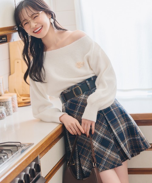 WILLSELECTION(ウィルセレクション)の「ブローチ付きオフショルニット(ニット/セーター・レディース・オフホワイト/ベージュ/サックスブルー/ライトグレー・FREE)」の16枚目の写真