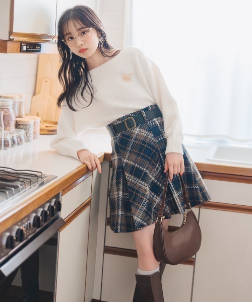 WILLSELECTION(ウィルセレクション)の「ブローチ付きオフショルニット(ニット/セーター・レディース・オフホワイト/ベージュ/サックスブルー/ライトグレー・FREE)」の17枚目の写真