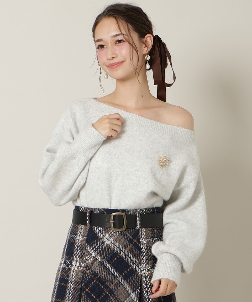 WILLSELECTION(ウィルセレクション)の「ブローチ付きオフショルニット(ニット/セーター・レディース・オフホワイト/ベージュ/サックスブルー/ライトグレー・FREE)」の19枚目の写真