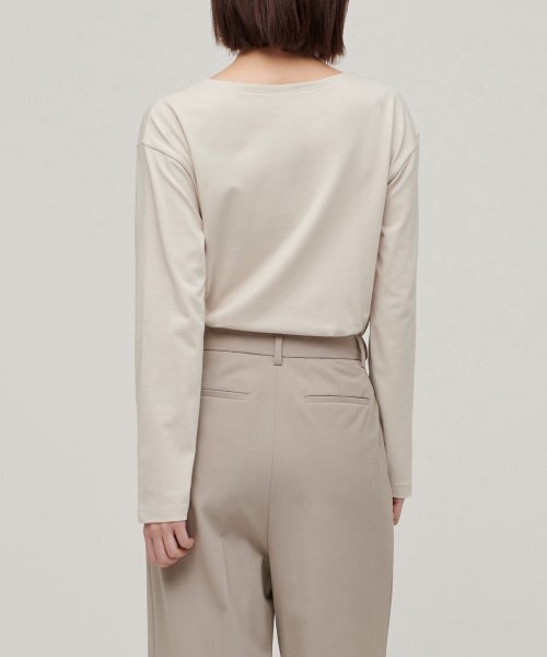 MUSINSA STANDARD WOMAN（ムシンサスタンダードウーマン）の「ウィメンズリラックスドボートネック長袖Tシャツ[エクリュ]（Tシャツ/カットソー・レディース・その他・SMALL/MEDIUM/LARGE/X-SMALL）」の2枚目の写真