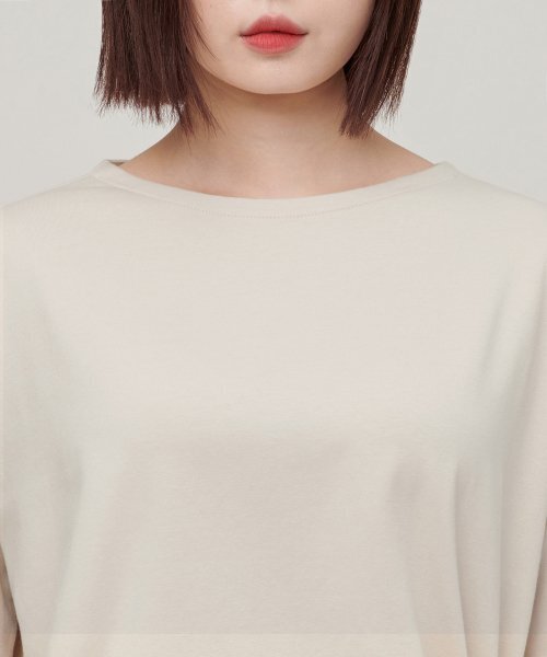 MUSINSA STANDARD WOMAN（ムシンサスタンダードウーマン）の「ウィメンズリラックスドボートネック長袖Tシャツ[エクリュ]（Tシャツ/カットソー・レディース・その他・SMALL/MEDIUM/LARGE/X-SMALL）」の3枚目の写真