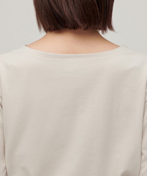 MUSINSA STANDARD WOMAN（ムシンサスタンダードウーマン）の「ウィメンズリラックスドボートネック長袖Tシャツ[エクリュ]（Tシャツ/カットソー・レディース・その他・SMALL/MEDIUM/LARGE/X-SMALL）」の4枚目の写真