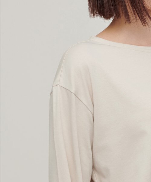 MUSINSA STANDARD WOMAN（ムシンサスタンダードウーマン）の「ウィメンズリラックスドボートネック長袖Tシャツ[エクリュ]（Tシャツ/カットソー・レディース・その他・SMALL/MEDIUM/LARGE/X-SMALL）」の5枚目の写真