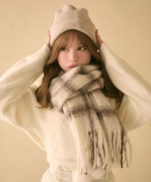 TITTY&CO.(ティティーアンドコー)の「チェック柄ふんわりマフラー(マフラー・レディース・ブラック/アイボリー・FREE)」の6枚目の写真