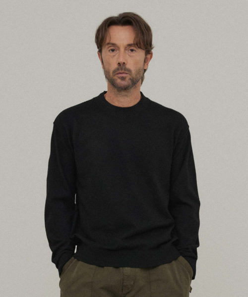 Minimal Semi‑Mockneck Knit — чёрный трикотажный полу‑гольф