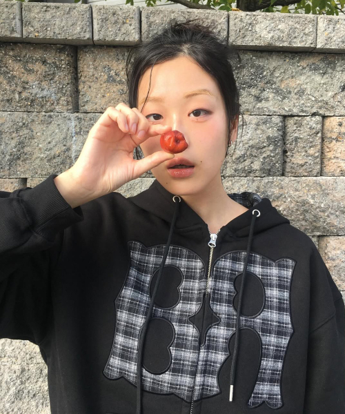 GAINSBORO(ゲインズボロ)の「ビアロゴチェックアップリケフードジップアップ_ブラック(パーカー・レディース・ブラック・X-LARGE/LARGE/MEDIUM/SMALL)」の3枚目の写真