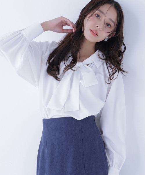 NATURAL BEAUTY BASIC(ナチュラルビューティーベーシック)の「◇スキッパーリボンタイブラウス(シャツ/ブラウス・レディース・ライトグリーン/ネイビー/オフホワイト・MEDIUM/SMALL)」の1枚目の写真
