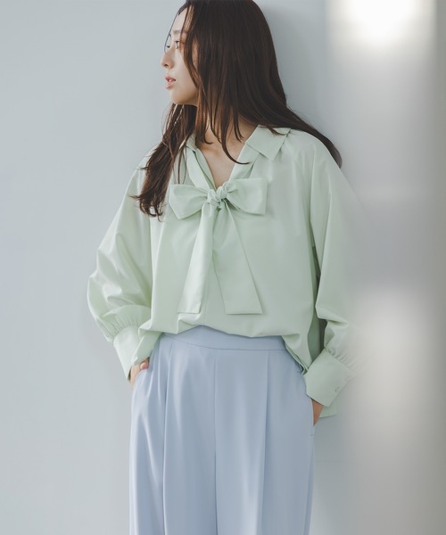 NATURAL BEAUTY BASIC(ナチュラルビューティーベーシック)の「◇スキッパーリボンタイブラウス(シャツ/ブラウス・レディース・ライトグリーン/ネイビー/オフホワイト・MEDIUM/SMALL)」の2枚目の写真