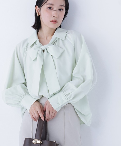 NATURAL BEAUTY BASIC(ナチュラルビューティーベーシック)の「◇スキッパーリボンタイブラウス(シャツ/ブラウス・レディース・ライトグリーン/ネイビー/オフホワイト・MEDIUM/SMALL)」の4枚目の写真