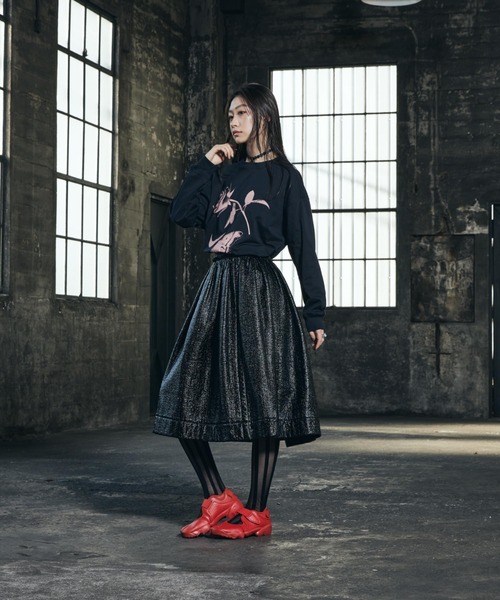 NIKE(ナイキ)の「ナイキ スポーツウェア ウィメンズ オーバーサイズド ロングスリーブ Tシャツ / Nike Sportswear Women's Oversized Long-Sleeved T-Shirt IH7696-010 Black(Tシャツ/カットソー・レディース・ブラック・M/L/S/XL/XS)」の5枚目の写真