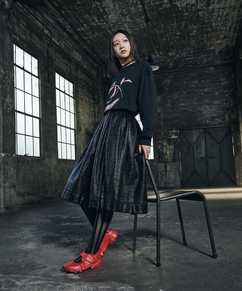 NIKE(ナイキ)の「ナイキ スポーツウェア ウィメンズ オーバーサイズド ロングスリーブ Tシャツ / Nike Sportswear Women's Oversized Long-Sleeved T-Shirt IH7696-010 Black(Tシャツ/カットソー・レディース・ブラック・M/L/S/XL/XS)」の2枚目の写真