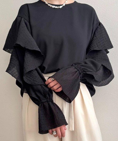 LHELBIE(レルビエ)の「ラッフルスリーブトップス(Tシャツ/カットソー・レディース・ブラック/オフホワイト・M)」の1枚目の写真