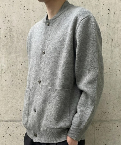 BENUSTA(ベヌスタ)の「A'GEM/9 × .kom 『BENUSTA /ベヌスタ』スタンドカラーニットスナップカーディガン(カーディガン/ボレロ・メンズ・グレー/ブラック・L/XL)」の4枚目の写真