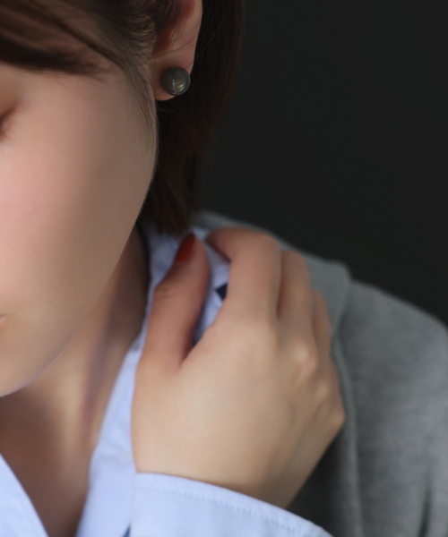 Lilas（リラ）の「ラウンド*キューブカラーストーンピアス K10（両耳）（ピアス（両耳用）・レディース・チャコールグレー/ブラック/グリーン/ホワイト/レッド・FREE）」の3枚目の写真