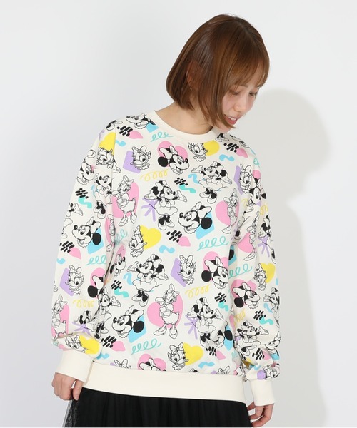 Disney(ディズニー)の「親子お揃い ディズニー カラフル総柄トレーナー 1203A(スウェット・レディース・ブラック×レッド/その他9・ユニセックスS/ユニセックスM/ユニセックスL/ユニセックスXL)」の2枚目の写真