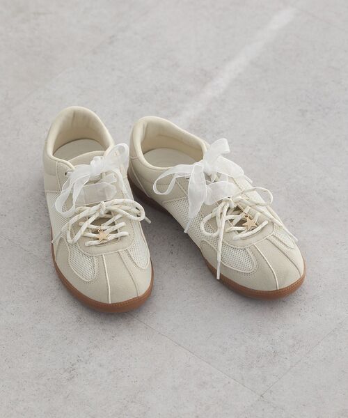 earth music&ecology（アースミュージックアンドエコロジー）の「チャーム付きWリボンスニーカー（スニーカー・レディース・シルバー/ベージュ/ブルー・S/M/L）」の2枚目の写真
