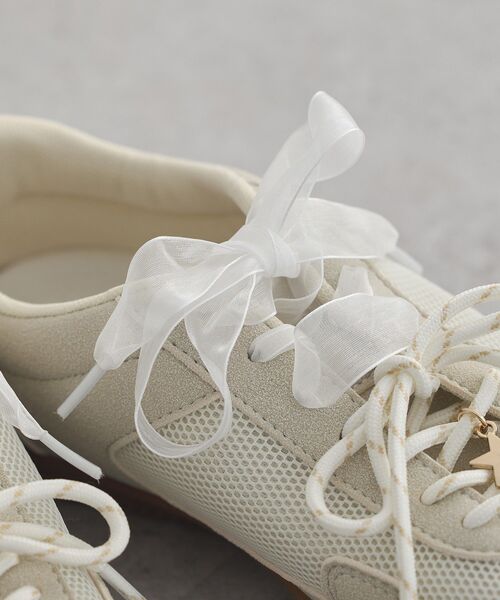 earth music&ecology（アースミュージックアンドエコロジー）の「チャーム付きWリボンスニーカー（スニーカー・レディース・シルバー/ベージュ/ブルー・S/M/L）」の5枚目の写真