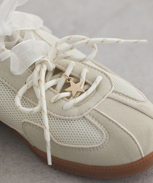 earth music&ecology（アースミュージックアンドエコロジー）の「チャーム付きWリボンスニーカー（スニーカー・レディース・シルバー/ベージュ/ブルー・S/M/L）」の6枚目の写真