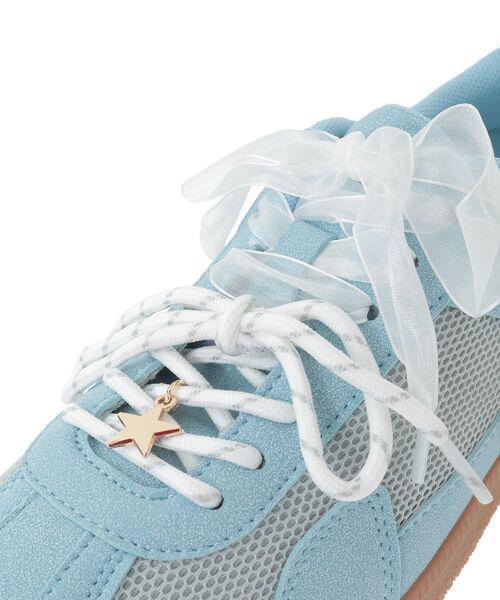 earth music&ecology（アースミュージックアンドエコロジー）の「チャーム付きWリボンスニーカー（スニーカー・レディース・ブルー/シルバー/ベージュ・S/L/M）」の15枚目の写真
