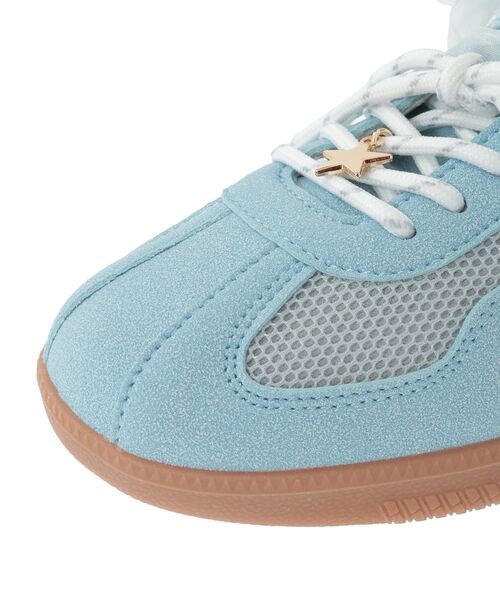 earth music&ecology（アースミュージックアンドエコロジー）の「チャーム付きWリボンスニーカー（スニーカー・レディース・ブルー/シルバー/ベージュ・S/L/M）」の4枚目の写真