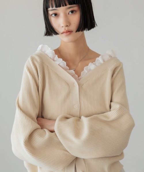 LOWRYS FARM（ローリーズファーム）の「レースドッキングＶカーディガン 654890（カーディガン/ボレロ・レディース・ブラック/ベージュ/グレー・FREE）」の3枚目の写真