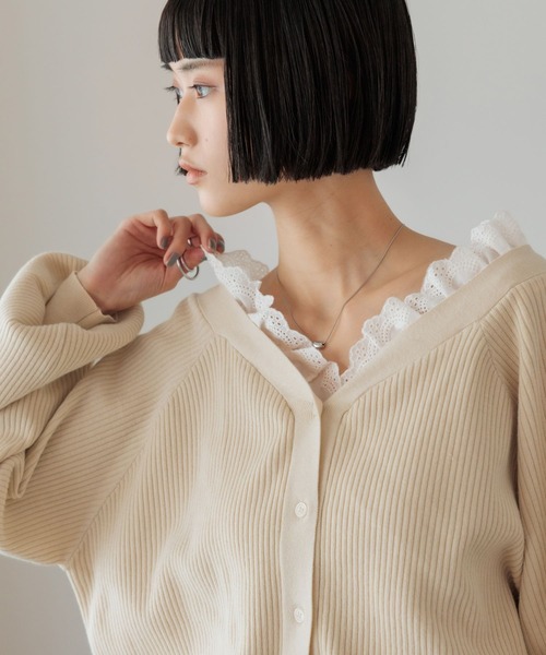 LOWRYS FARM（ローリーズファーム）の「レースドッキングＶカーディガン 654890（カーディガン/ボレロ・レディース・ブラック/ベージュ/グレー・FREE）」の6枚目の写真